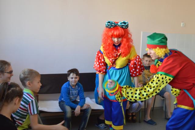 В астраханской детской больнице детям помогает клоун-терапия 
