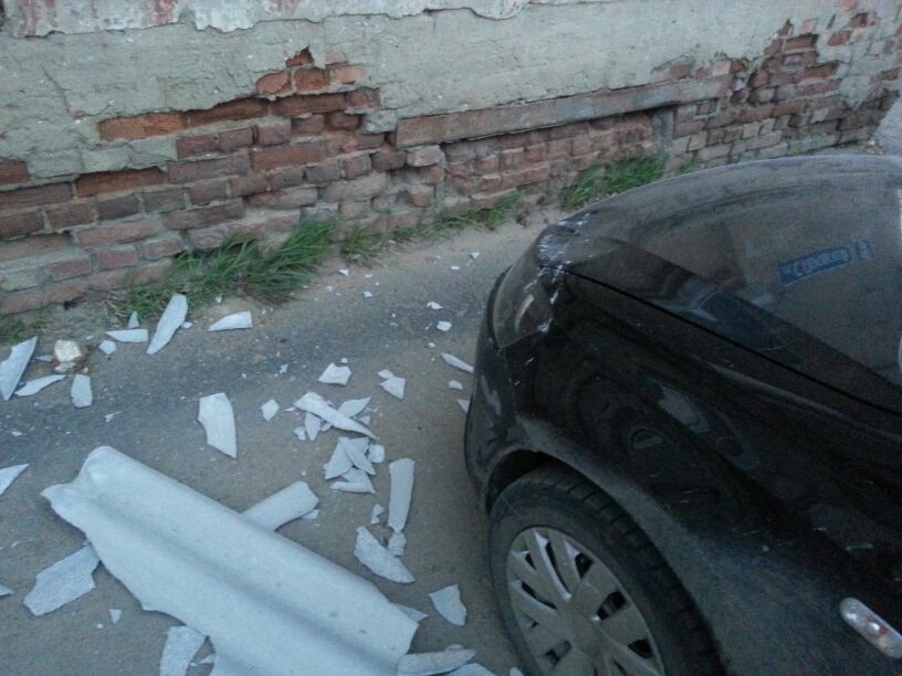 В Астрахани шифер с крыши упал на припаркованный автомобиль