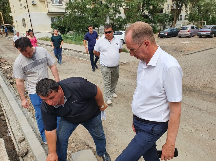 Игорь Седов контролирует ремонт дороги к школе на округе