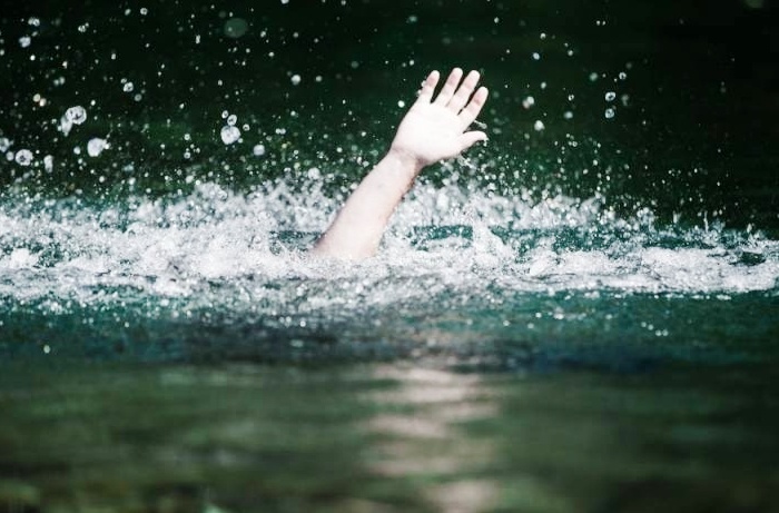 Вечером в Астрахани  сотрудники МЧС вытащили из Волги тонущего мужчину