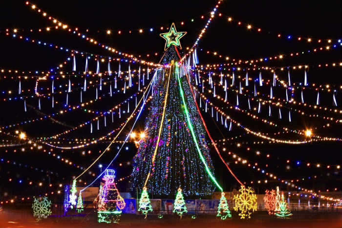 В Астрахани начали устанавливать елку на Мостстрое 