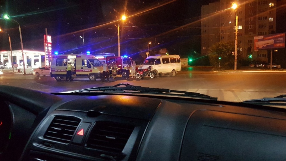 В Астрахани на пустой дороге водитель маршрутки и мотоциклист не заметили друг друга