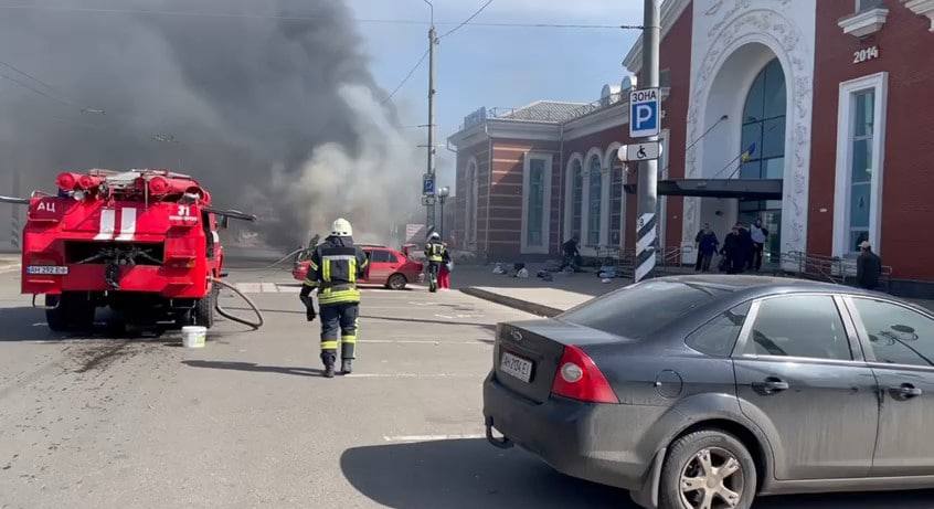 Около 30 погибших, 100 раненых: в здание вокзала украинского Краматорска попала ракета