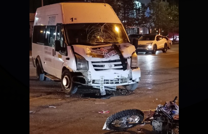 В Астрахани столкнулись маршрутка и спортивный мотоцикл