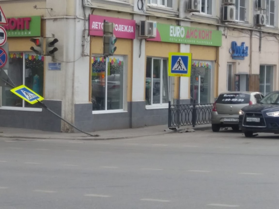 В центре Астрахани в ДТП пострадал дорожный знак