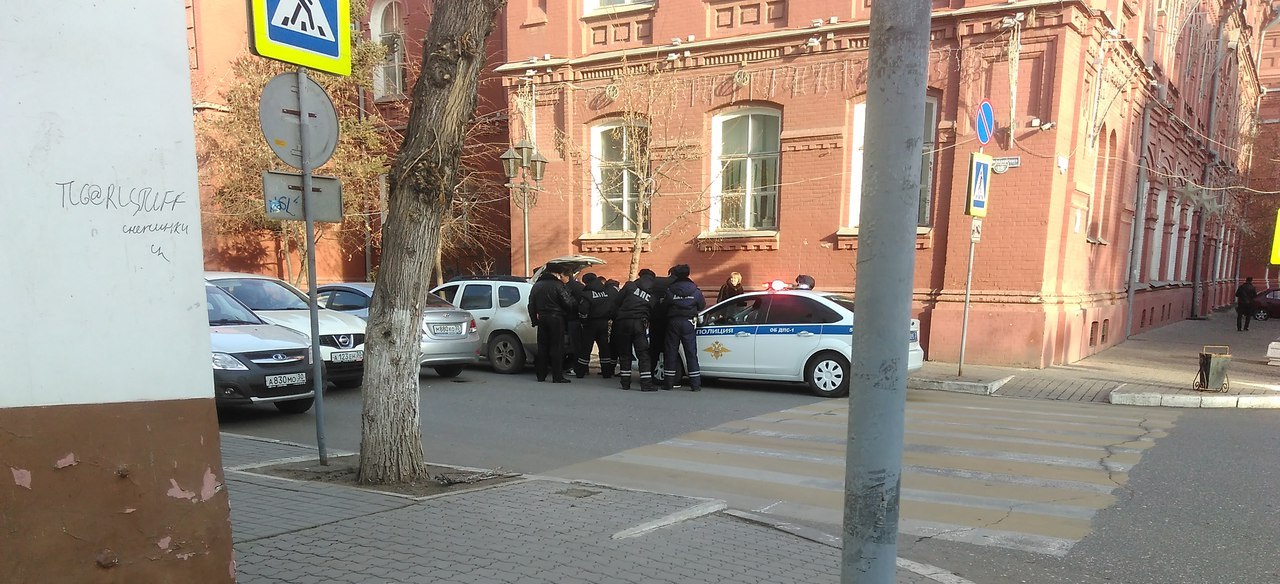 В центре Астрахани, у здания Облдумы, проходит оперативное задержание