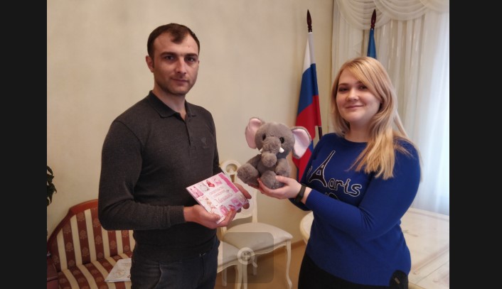 Мирослава и Мерьем стали первыми зарегистрированными младенцами в астраханских ЗАГСах в 2020-м