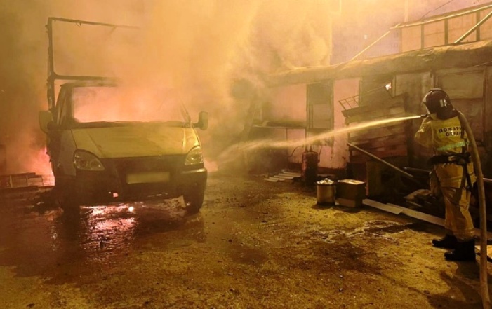 В Астрахани загоревшийся грузовик воспламенил внешнюю отделку двухэтажного жилого дома