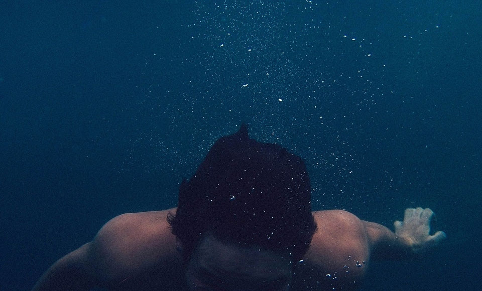 Астраханец на велосипеде прыгнул с пирса в Волгу