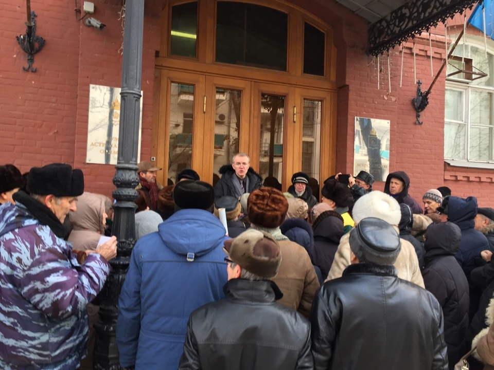 Под окнами Думы Астраханской области вновь собрался митинг