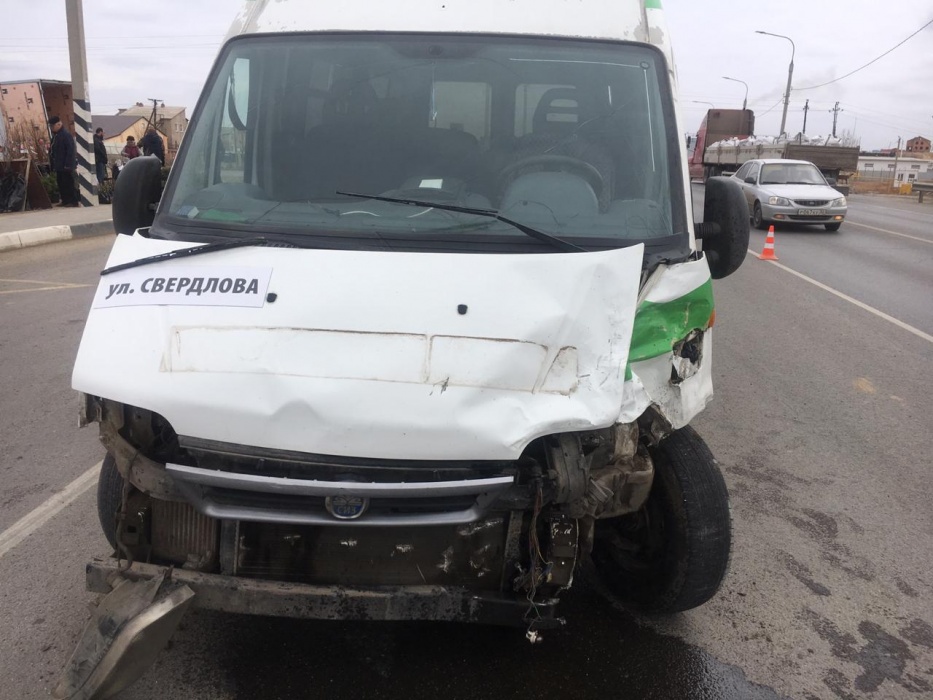 В Астрахани по вине водителя маршрутки произошло ДТП, есть пострадавший