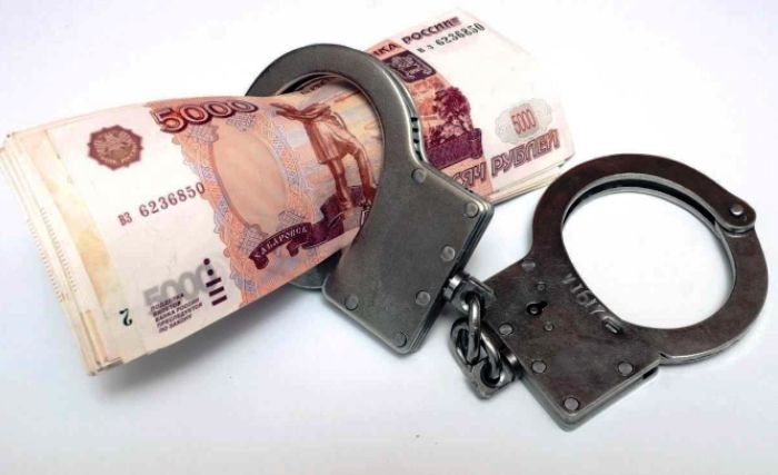 В Астрахани задержали начальника отдела и двух инспекторов налоговой службы