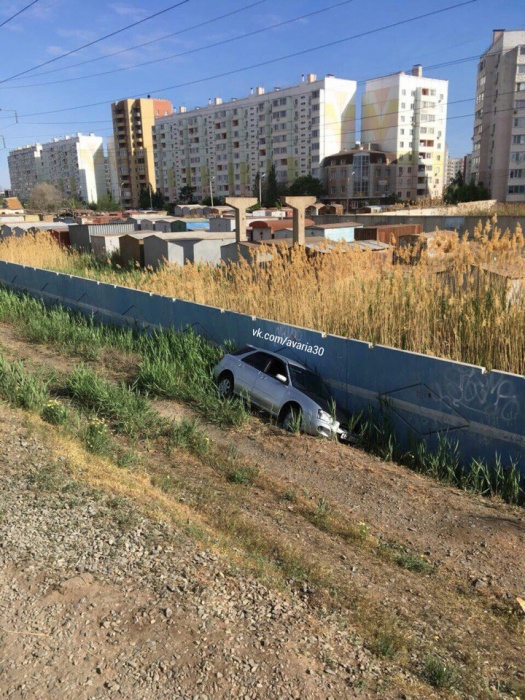 В Астрахани легковушка прилегла отдохнуть в овраг