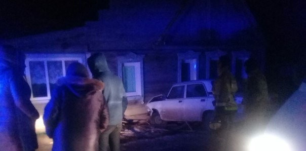 В Астрахани автомобиль протаранил жилой дом