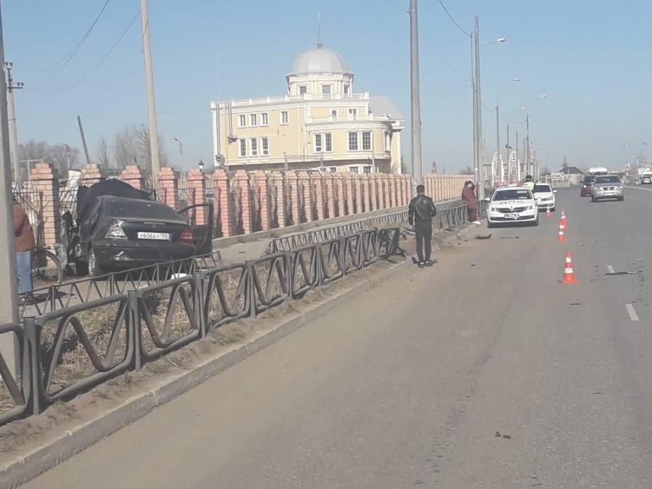 В Астрахани пьяный водитель Мерседеса врезался в кирпичный забор