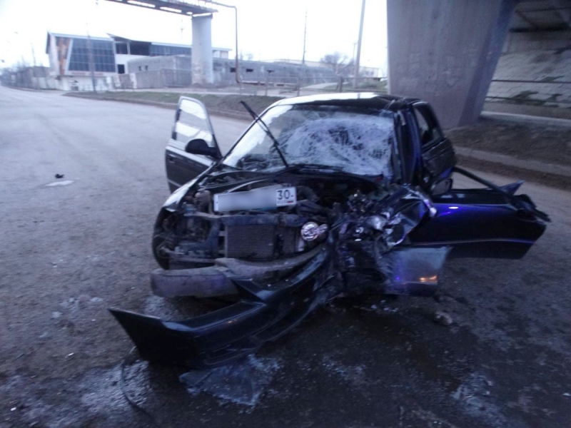 В Астрахани автомобиль врезался в опору моста