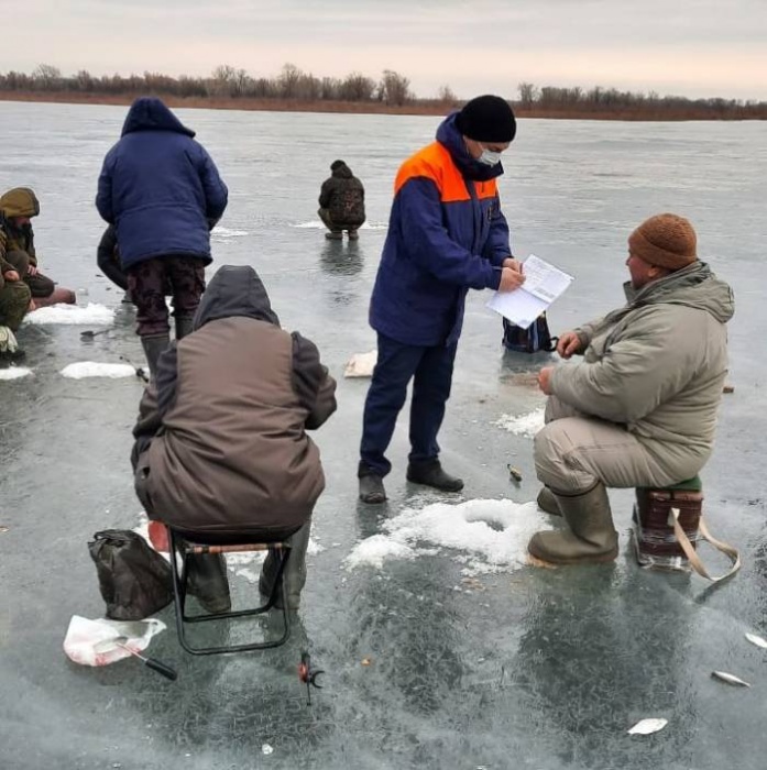 Тонкий лёд: астраханских рыбаков предупредили о смертельной опасности