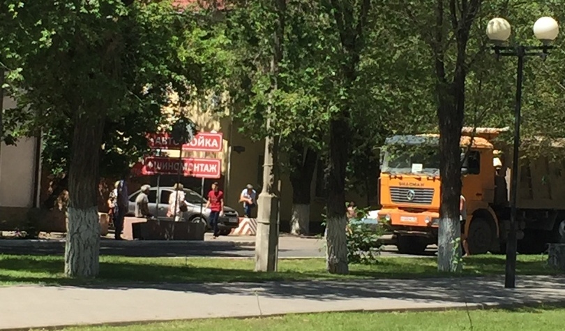 В Астрахани грузовик прокатился по тротуару