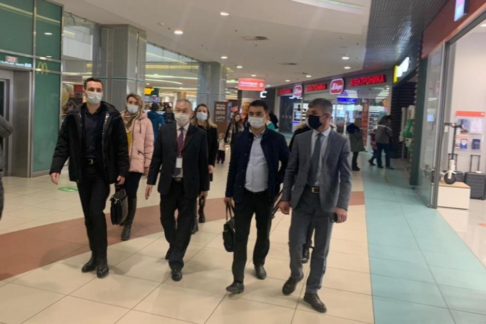 Практически все - в масках: как прошел COVID-рейд в астраханском ТЦ