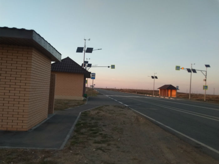 Под Астраханью на федеральной трассе поставили удивительную остановку