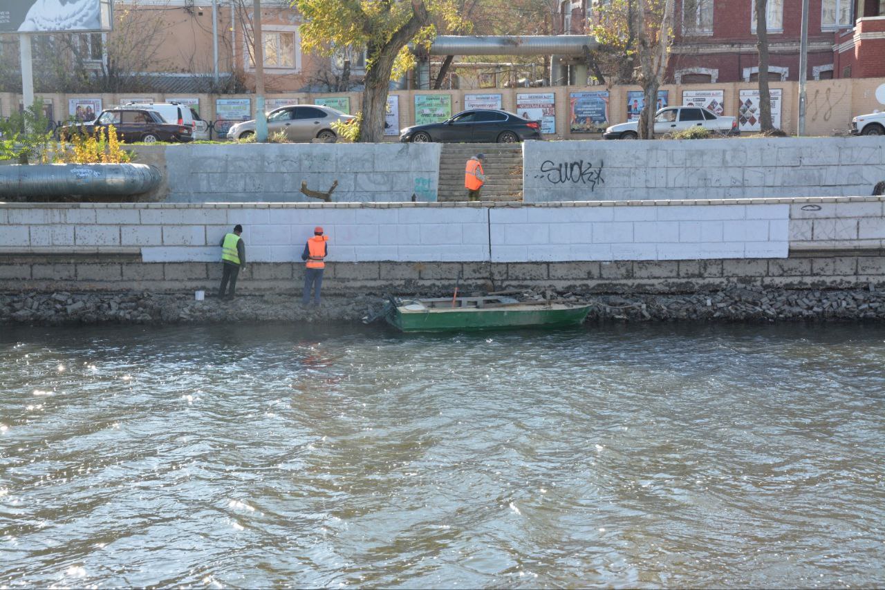 В Астрахани закрасили огромное граффити на откосе Кутума