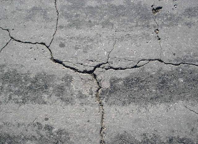 В Астрахани будут вскрывать асфальт