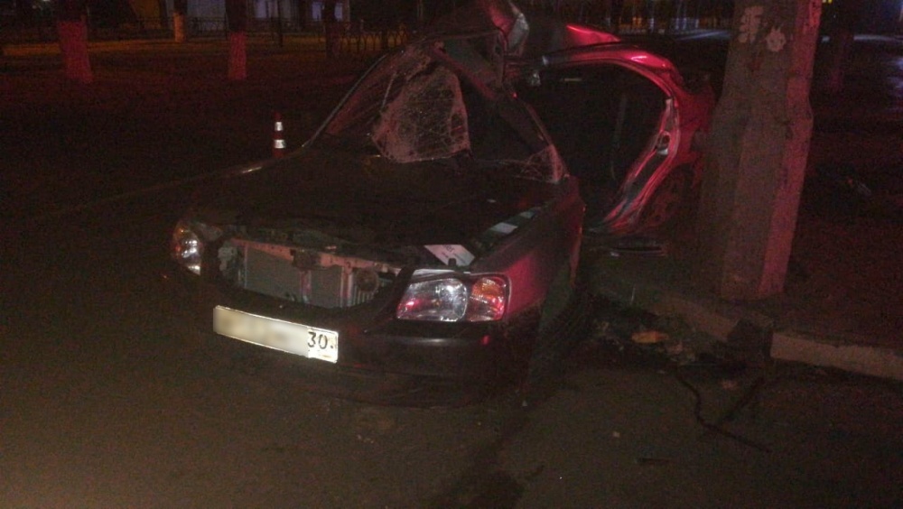 Ночью 23-летний астраханец на иномарке разогнался прямо в опору ЛЭП