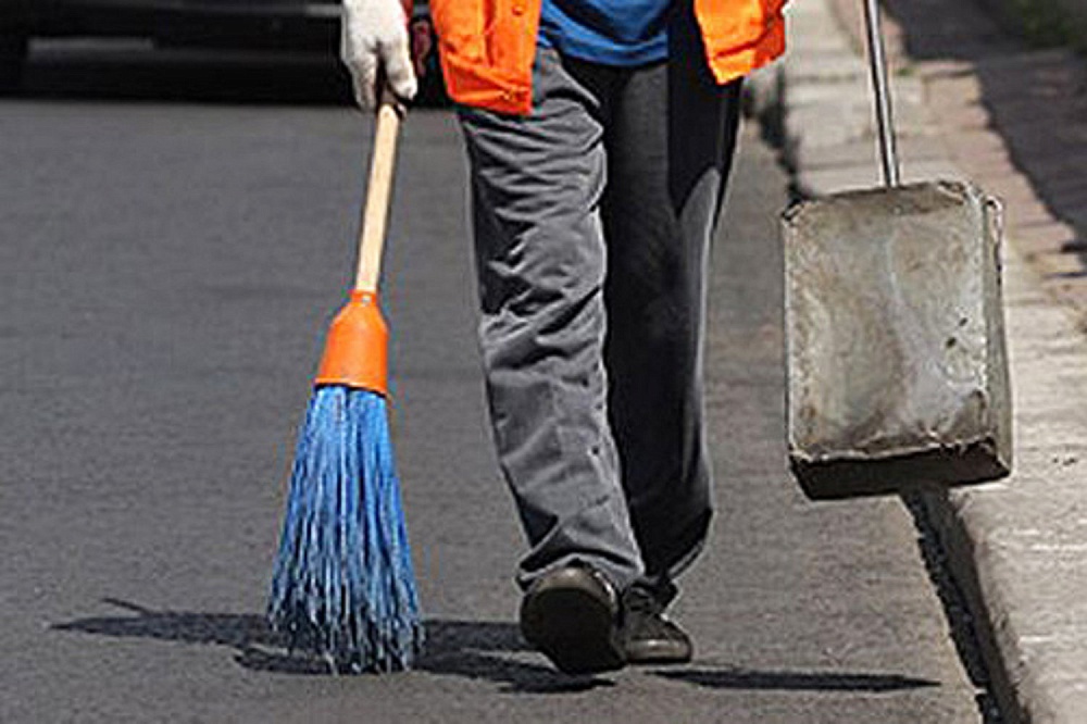 За нетрезвое вождение астраханец поработал метлой