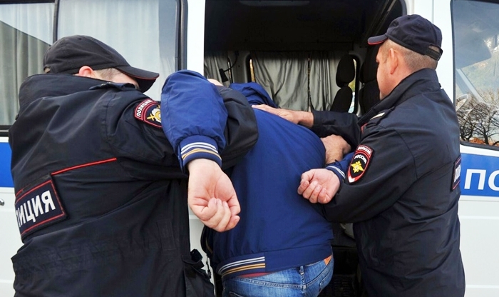 Находящийся в полицейском микроавтобусе астраханец ударил стража правопорядка головой