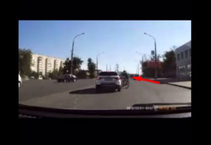 Бессмертный велосипедист в Астрахани выполнил опасный трюк на мосту: видео