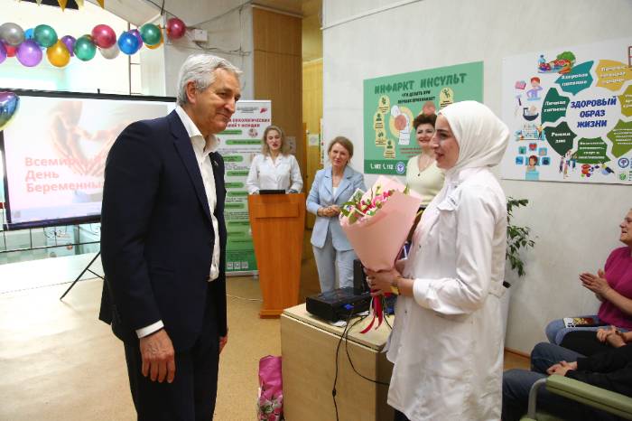 Леонид Огуль поздравил с Днем беременных астраханок в положении 