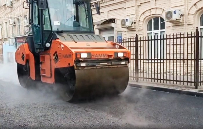 В Астрахани дорожники работают в центре и на окраине города