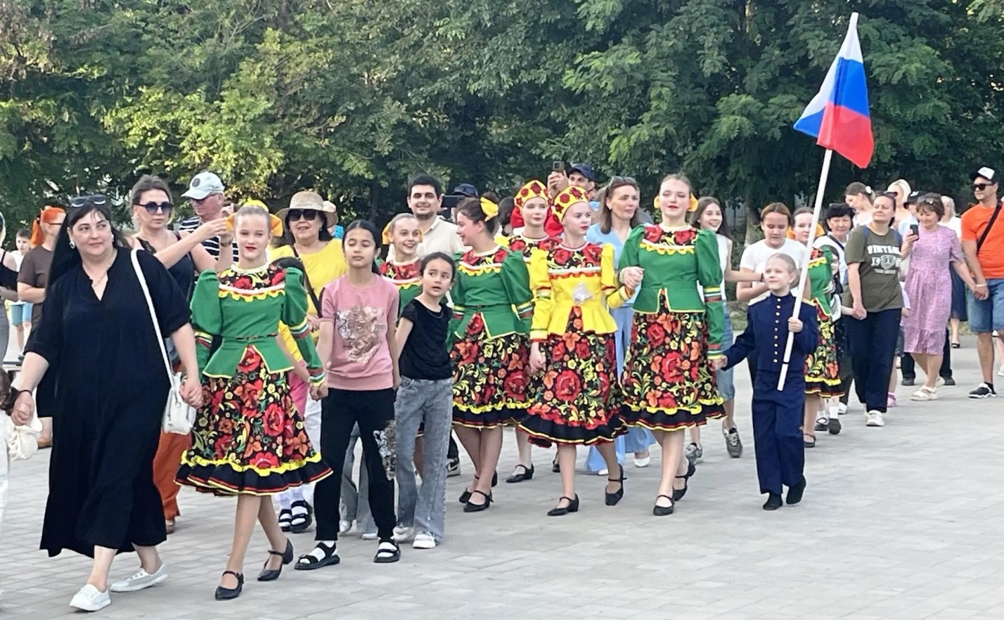 Астраханцы сплотились в тысячном хороводе единства