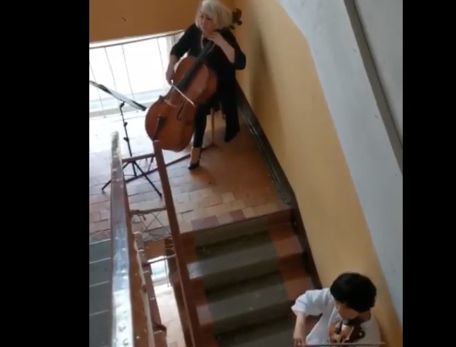 Артисты астраханской филармонии дали концерт в подъезде общежития. Видео