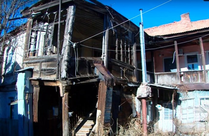 В Астрахани прокуратура проводит проверку аварийного дома, где обрушилась часть потолка