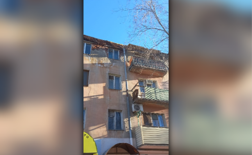 В Астрахани из-под крыши многоэтажки на землю сыплются кирпичи 