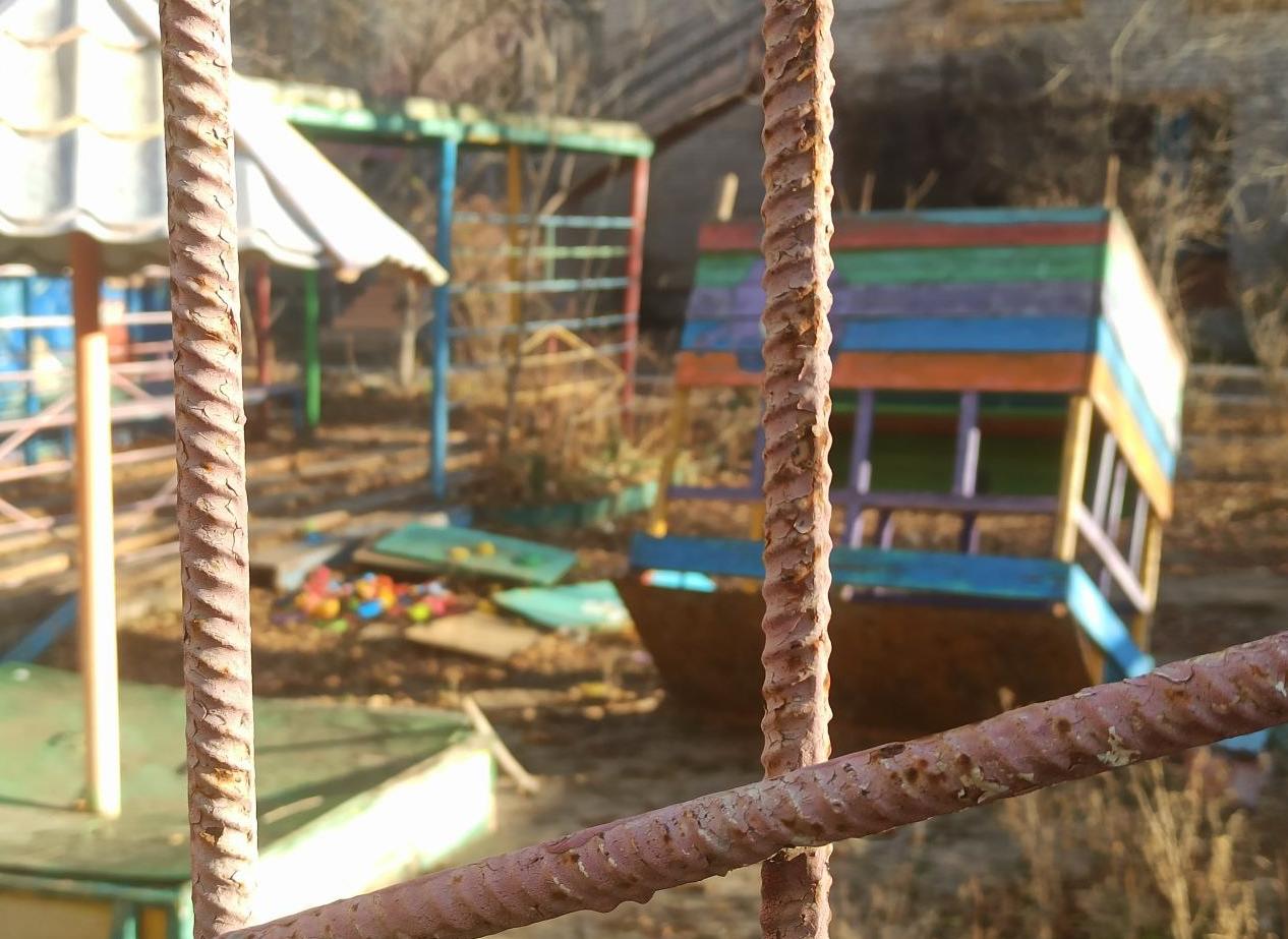 Пока астраханцы ждут открытия бывших газпромовских садиков, неизвестные люди там разбирают беседки и вывозят доски