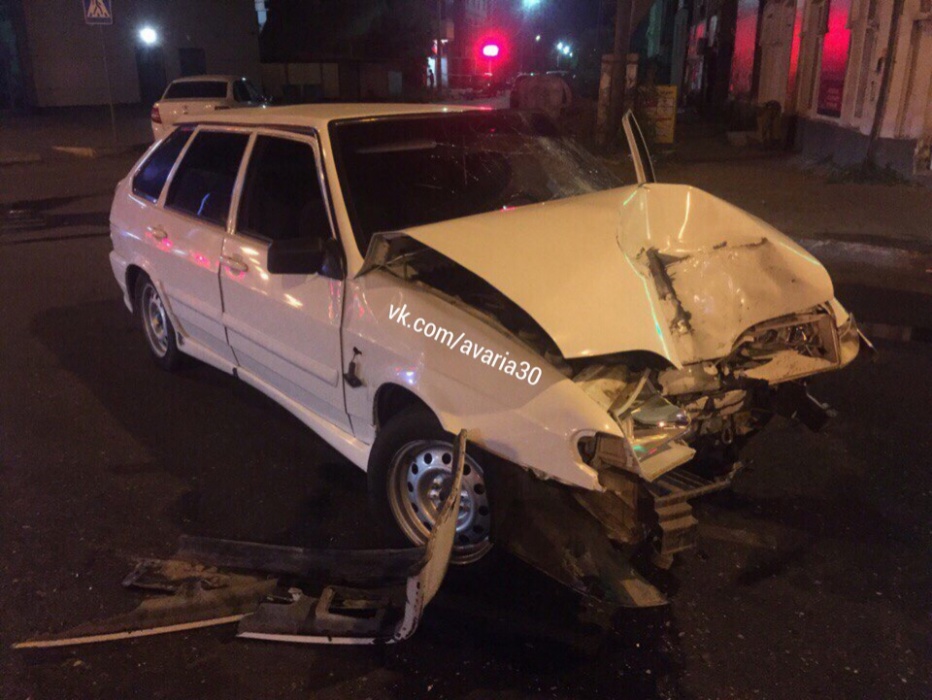 Ночью в Астрахани автомобиль налетел на фонарный столб