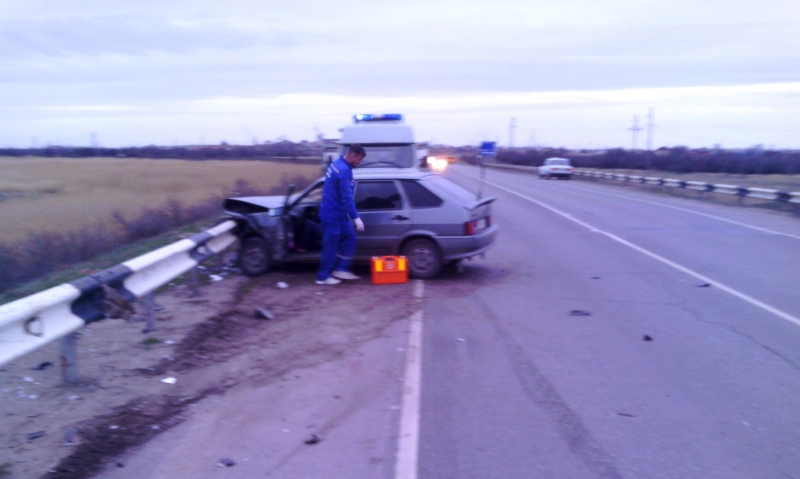 Под Астраханью автоледи врезалась в ограждение
