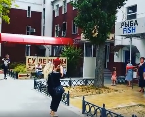 Зевак и селферов больше, чем помощников: в самом центре Астрахани, у Кремля, произошел пожар