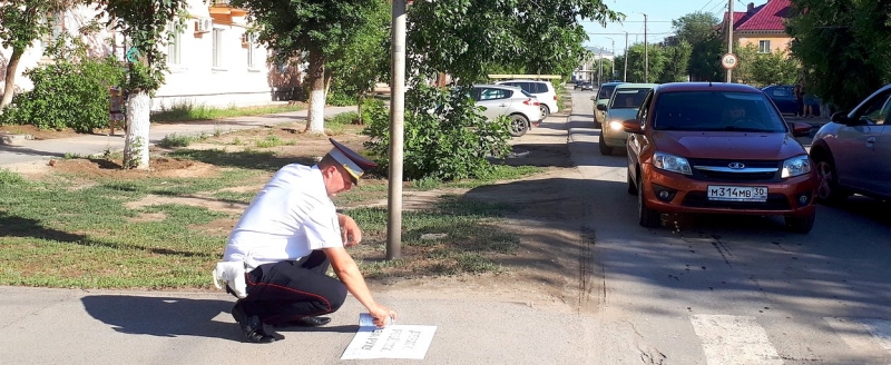 Астраханские полицейские рисовали на асфальте белой краской слова про ПДД