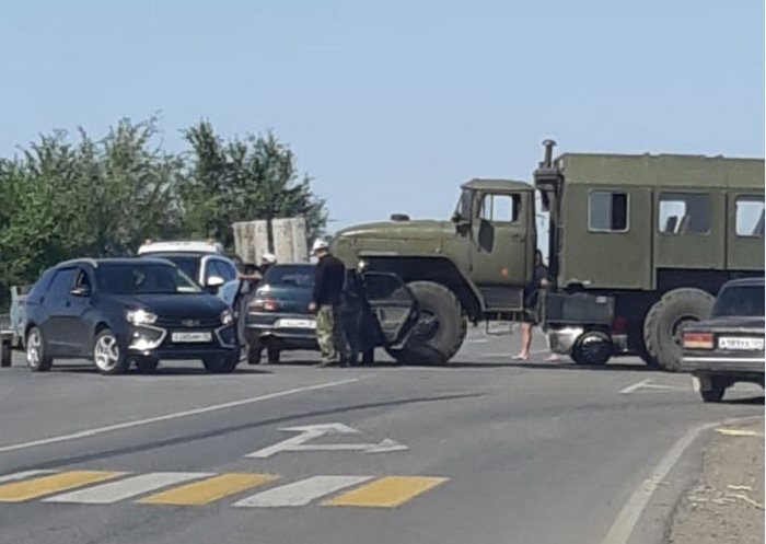 На севере Астраханской области военный грузовик протаранил «Ладу», видео
