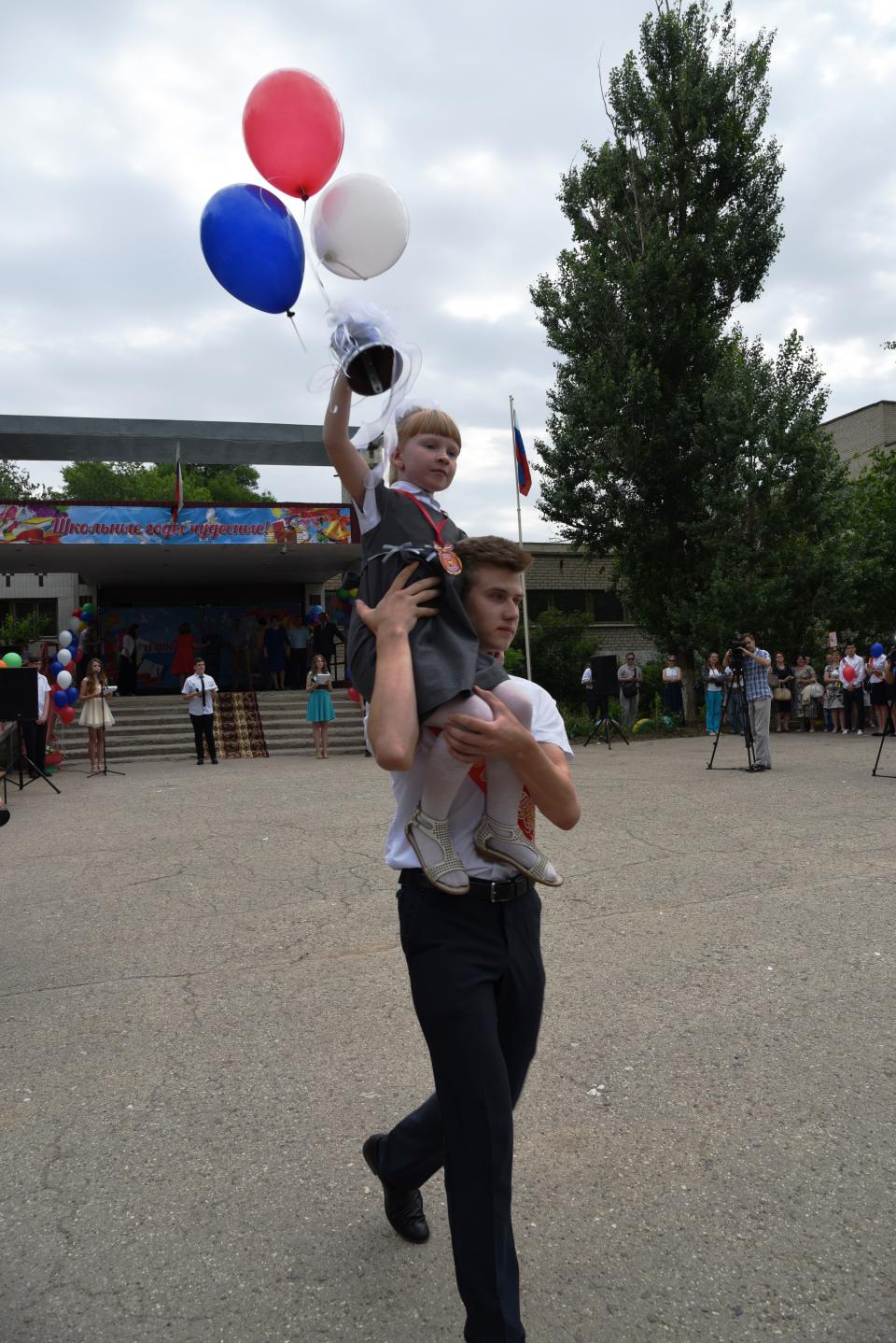 Для 6 230 астраханских выпускников прозвенел Последний звонок