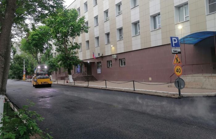 На улице в центре Астрахани ремонтируют дорогу 