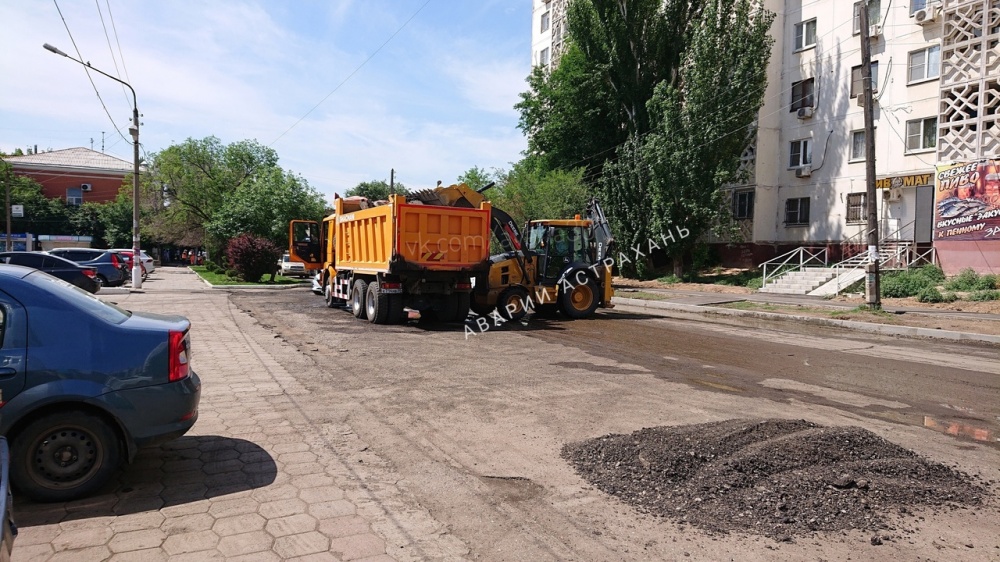 На одной из астраханских улиц ремонтируют дорогу. Проезд затруднен