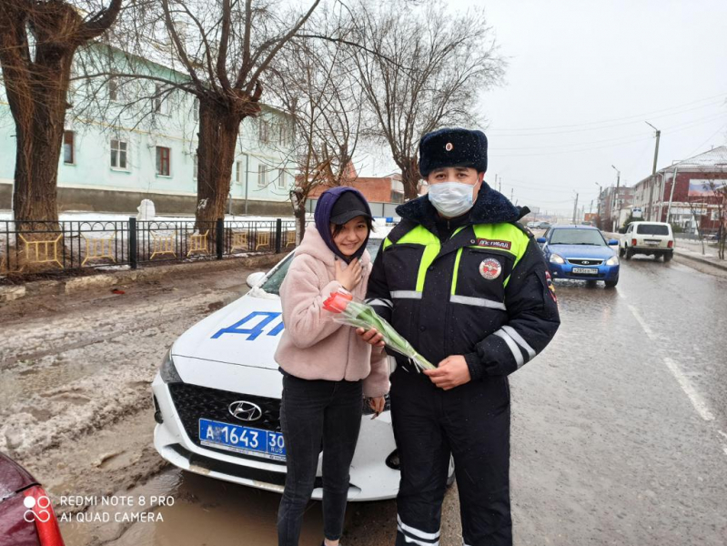 Астраханские полицейские вышли в цветочный патруль