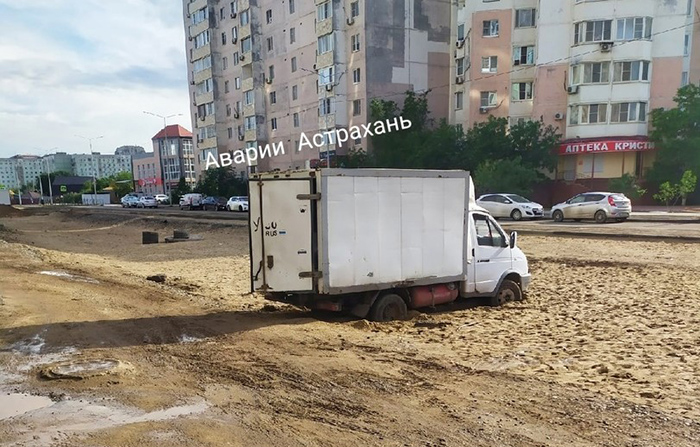 Очередной грузовик застрял в зыбучих песках Астрахани