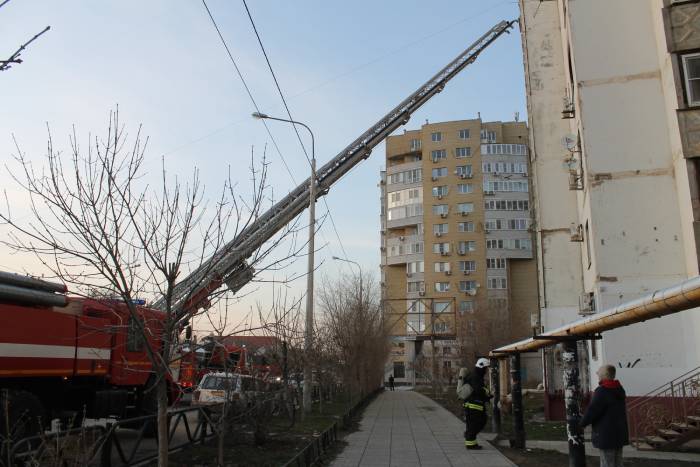 Одна девочка - на кондиционере, вторая - на балконе: как на С. Перовской в Астрахани пожарные спасали 23 жизни
