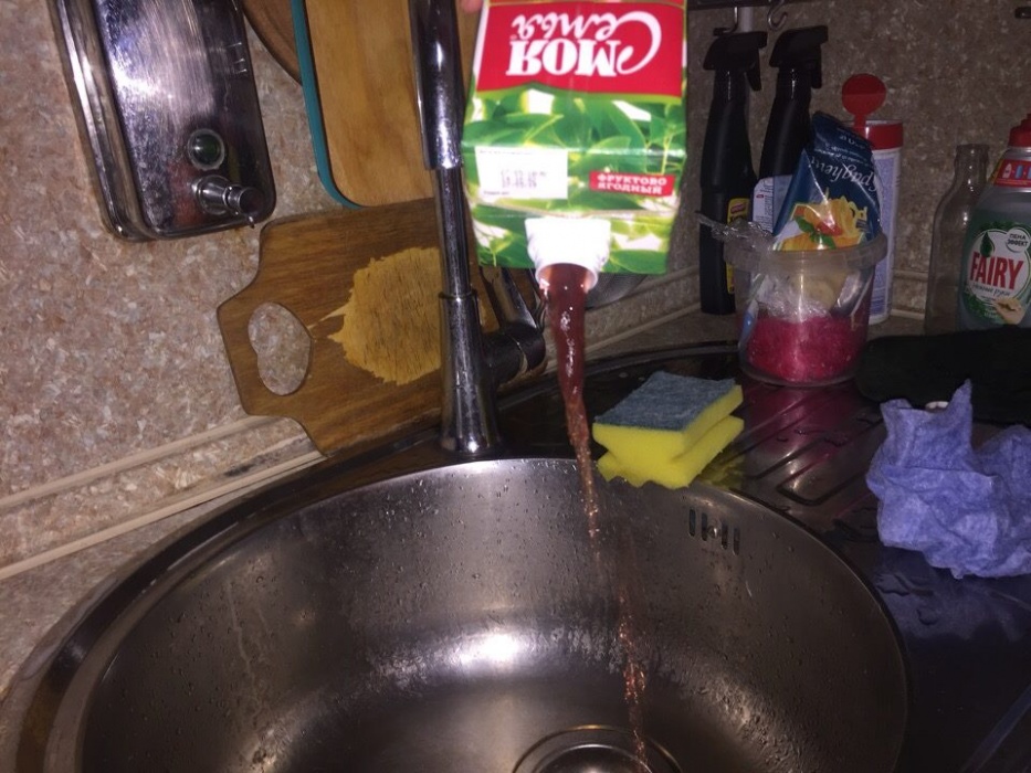 Астраханка обнаружила в покупном соке неизвестную волокнистую субстанцию