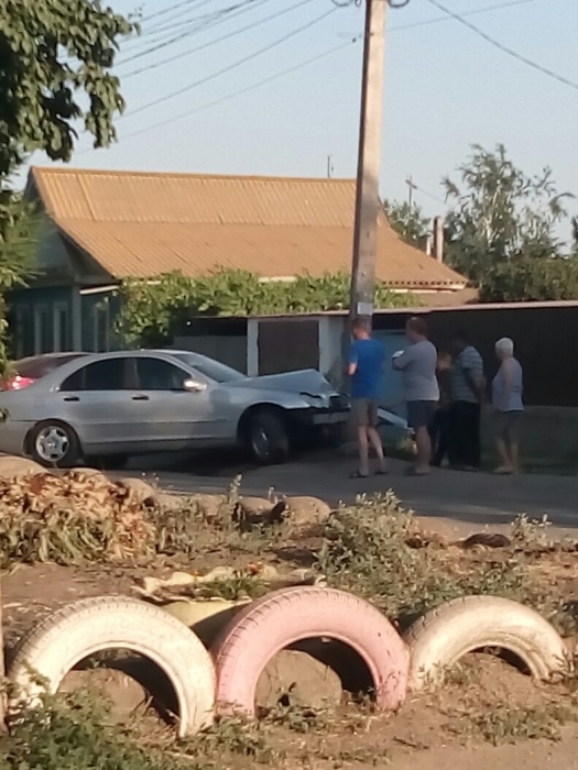 В Астрахани из-за взорвавшегося колеса машина врезалась в столб